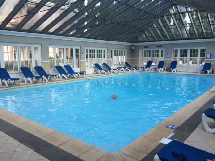 piscine chauffée à l'intérieur d'une verrière