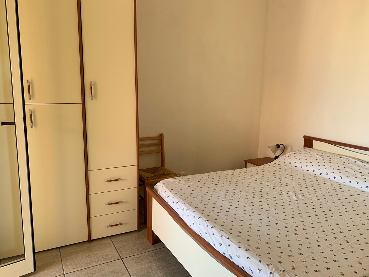 Двойна спалня на първия етаж с тераса