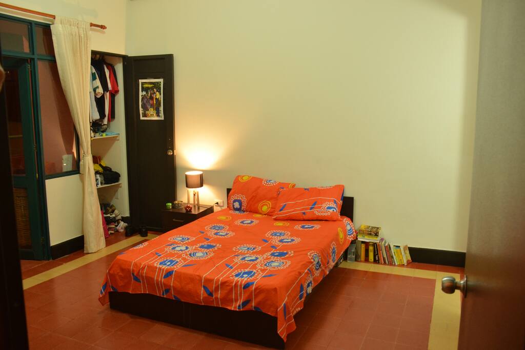 La habitación con cama doble y aire acondicionado