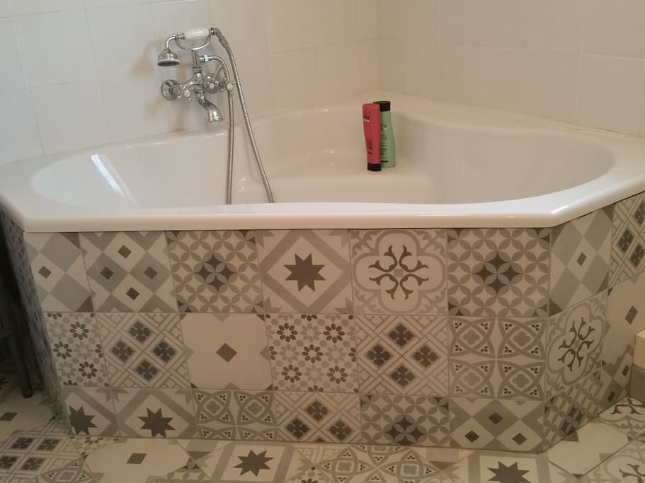 La salle de bain avec baignoire d'angle / family bathroom with corner bath
