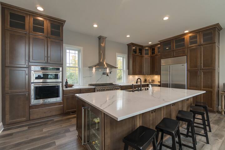 A “One-of-a-Kind” with Beautiful Lake Views gallery image 4