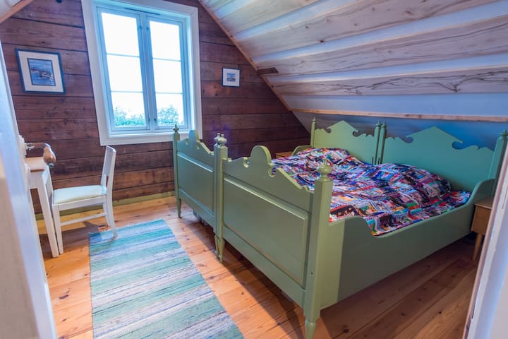 2. poschodie. Hlavná spálňa s manželskou posteľou King.