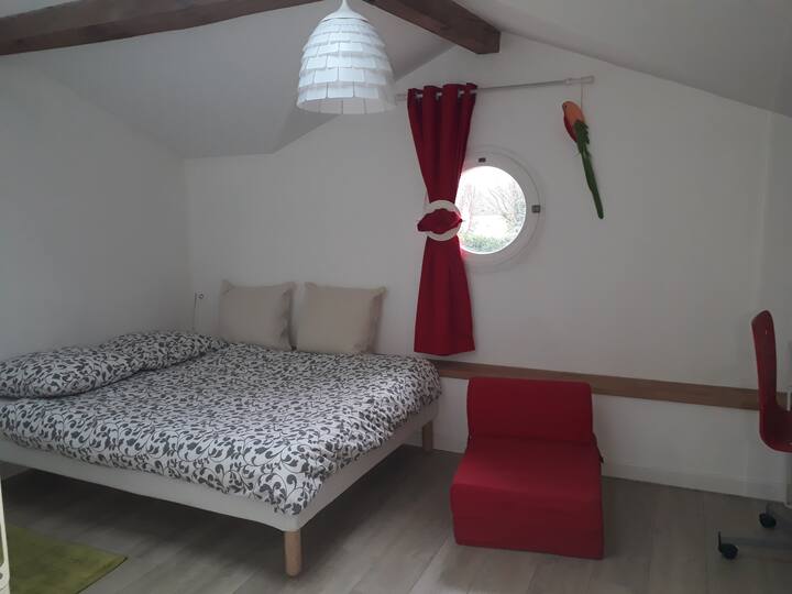 سرير غرفة نوم في الطابق العلوي 140 × 200