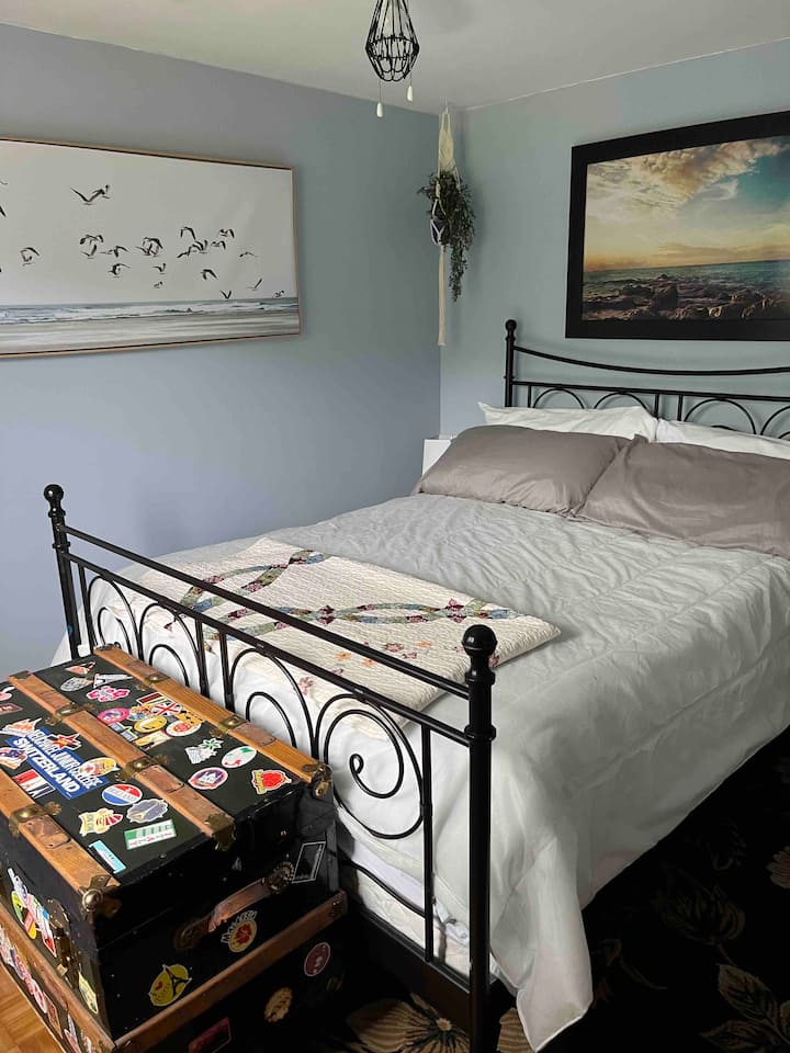 “Seaside” room with queen bed
