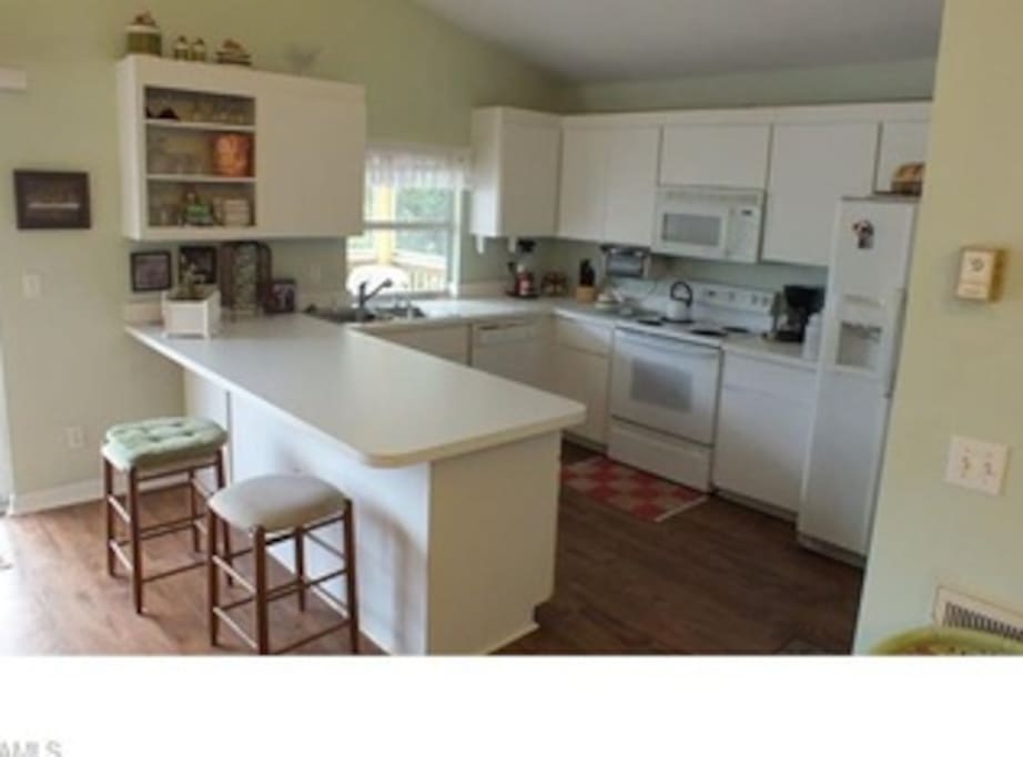 Fully equipped kitchen with breakfast bar