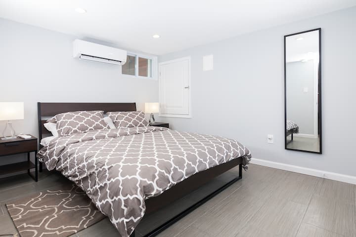 ห้องนอน: เตียงควีนไซส์กระจกและโซนเครื่องปรับอากาศแยกต่างหาก