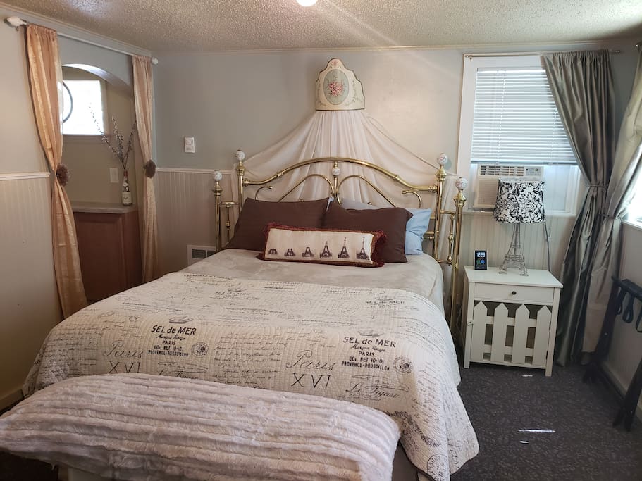 Super cozy Queen size bed with soft linens.