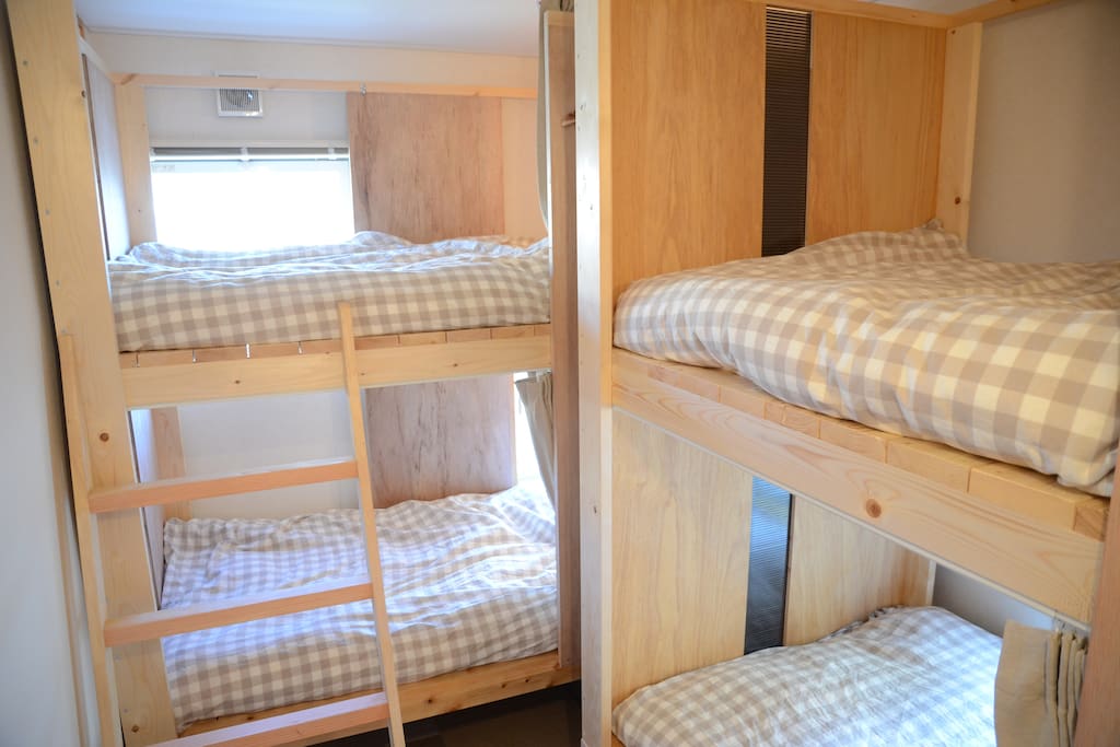 2段ベットが2台置かれています。明るいお部屋です。