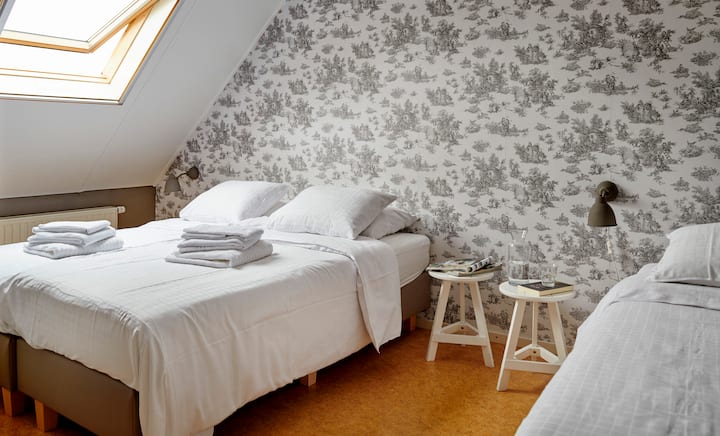 Ferienhaus zur Selbstverpflegung für 14 Personen + 2 Babys. Sechs Schlafzimmer und 4 Baeder. Doppeltoilette im Erdgeschoss. Doppel-TV-Bereich.