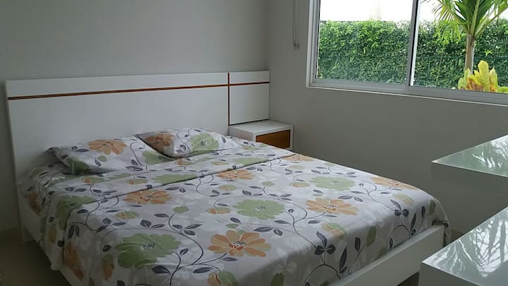 Spálňa na prvom poschodí - menšia manželská posteľ