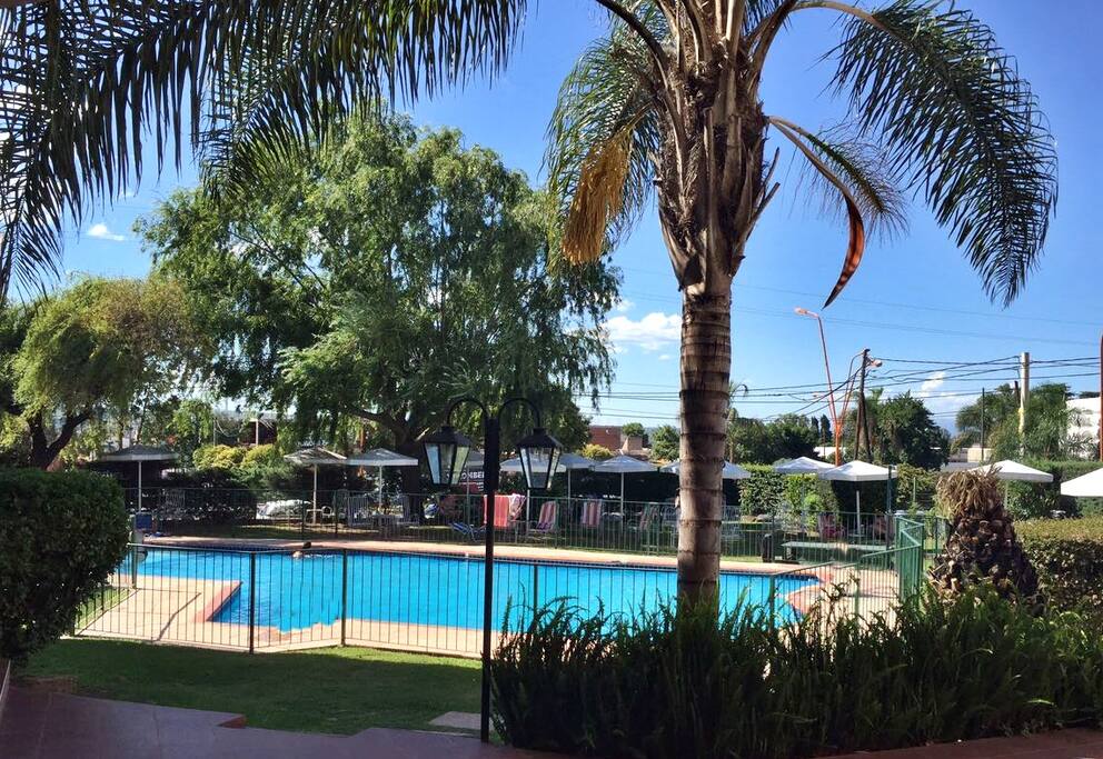 Piscina exterior y solarium del Complejo Hostal del Sol, Villa Carlos Paz, Córdoba, Argentina