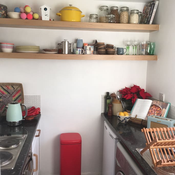 Kitchen with all the essentials, a cafetière, nutri ninja smoothie maker and Roberts radio