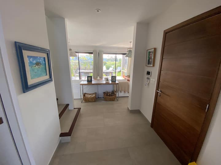 Casa Con Lago En Lagos Parque Miramar - Montevideo