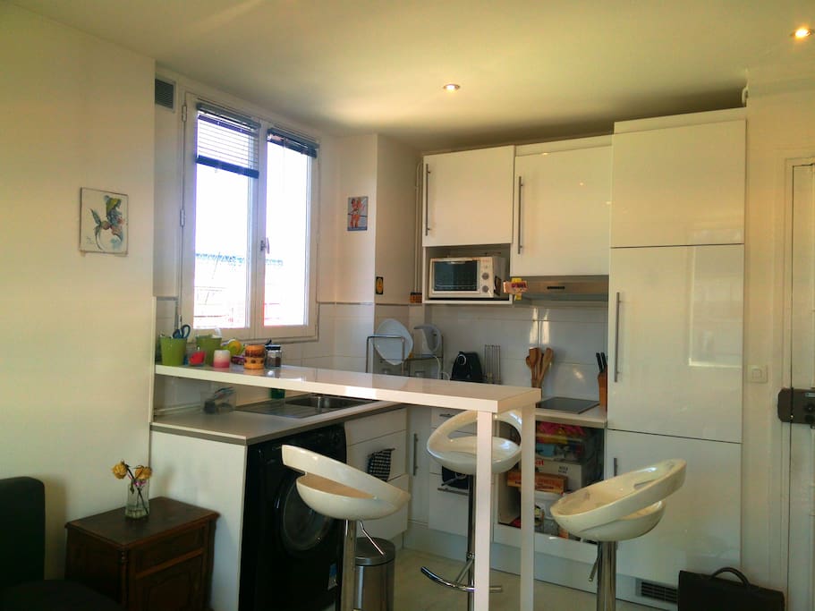 Open kitchen from living room - Cuisine ouverte depuis le salon