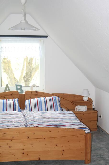 Schlafzimmer mit großem Doppelbett