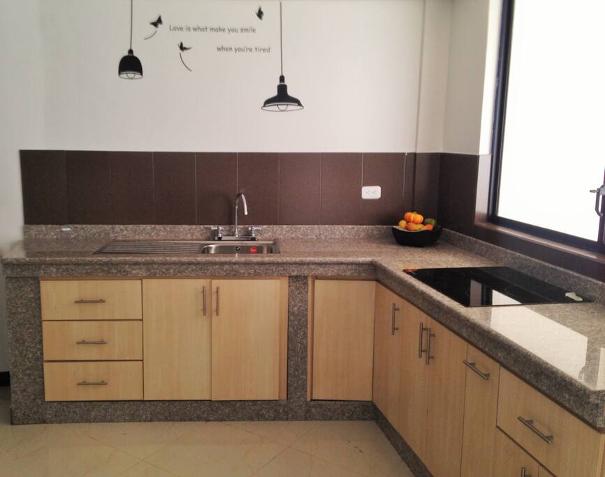 Hermosa cocina, con vista al jardín.