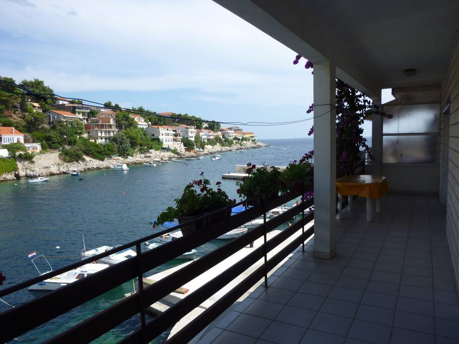 großer Balkon mit Blick auf die Bucht und das Meer