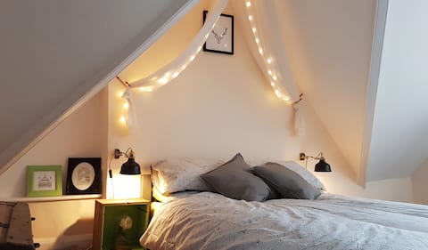 Cosy loft hideaway right in the centre of town