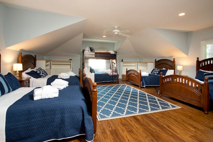 Оваа соба може да биде одлична за деца, тинејџери или голф играчи кои сакаат сопствен кревет