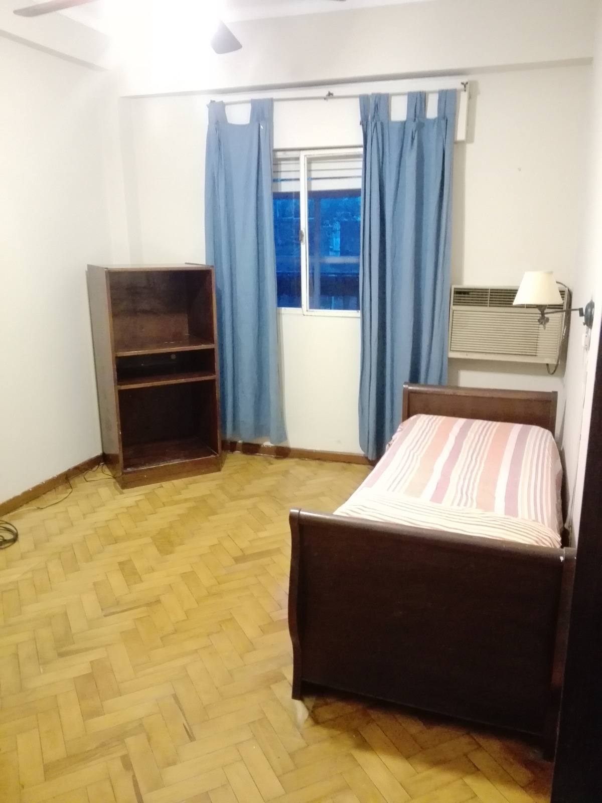 ห้องนอนพร้อมเตียงคู่และตู้เสื้อผ้าขนาดใหญ่ซึ่งคุณไม่สามารถมองเห็นได้ในรูปนี้หน้าต่างมองเห็นระเบียง