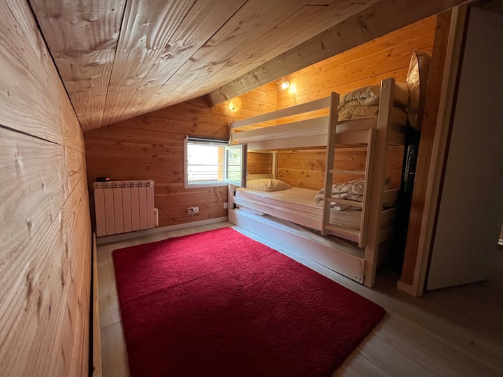 Chambre 5 étage avec lits superposés 190/90 et 1 lit supplémentaire 190/90 et un lit parapluie 