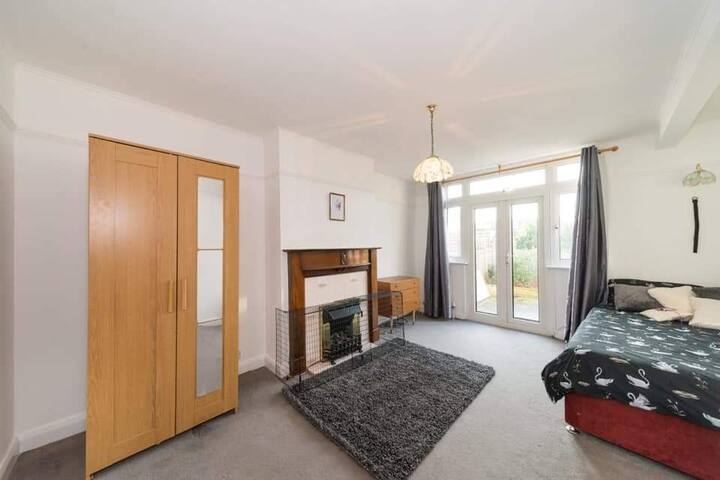 Spacious double room 10min from Twickenham Stadium