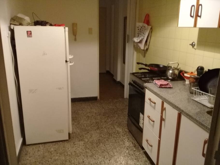 Cocina con vista a la puerta de entrada