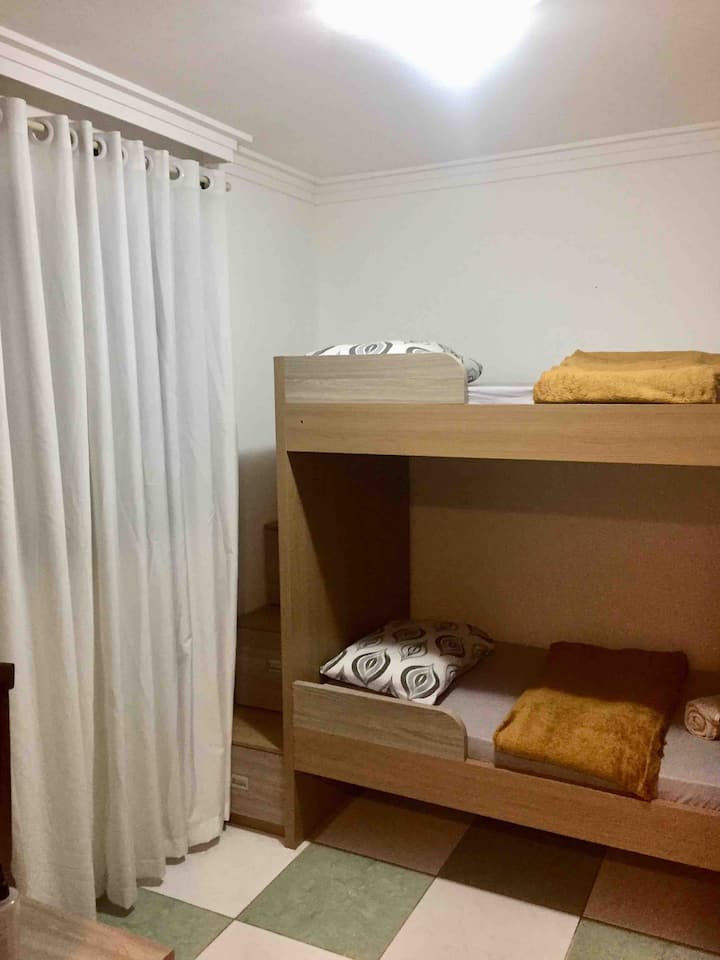 Ერთადგილიანი საძინებელი, ორსართულიანი საწოლით და კარადებით და სასწავლო მაგიდით 