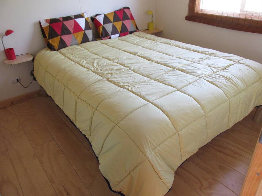 Cama matrimonial y closet