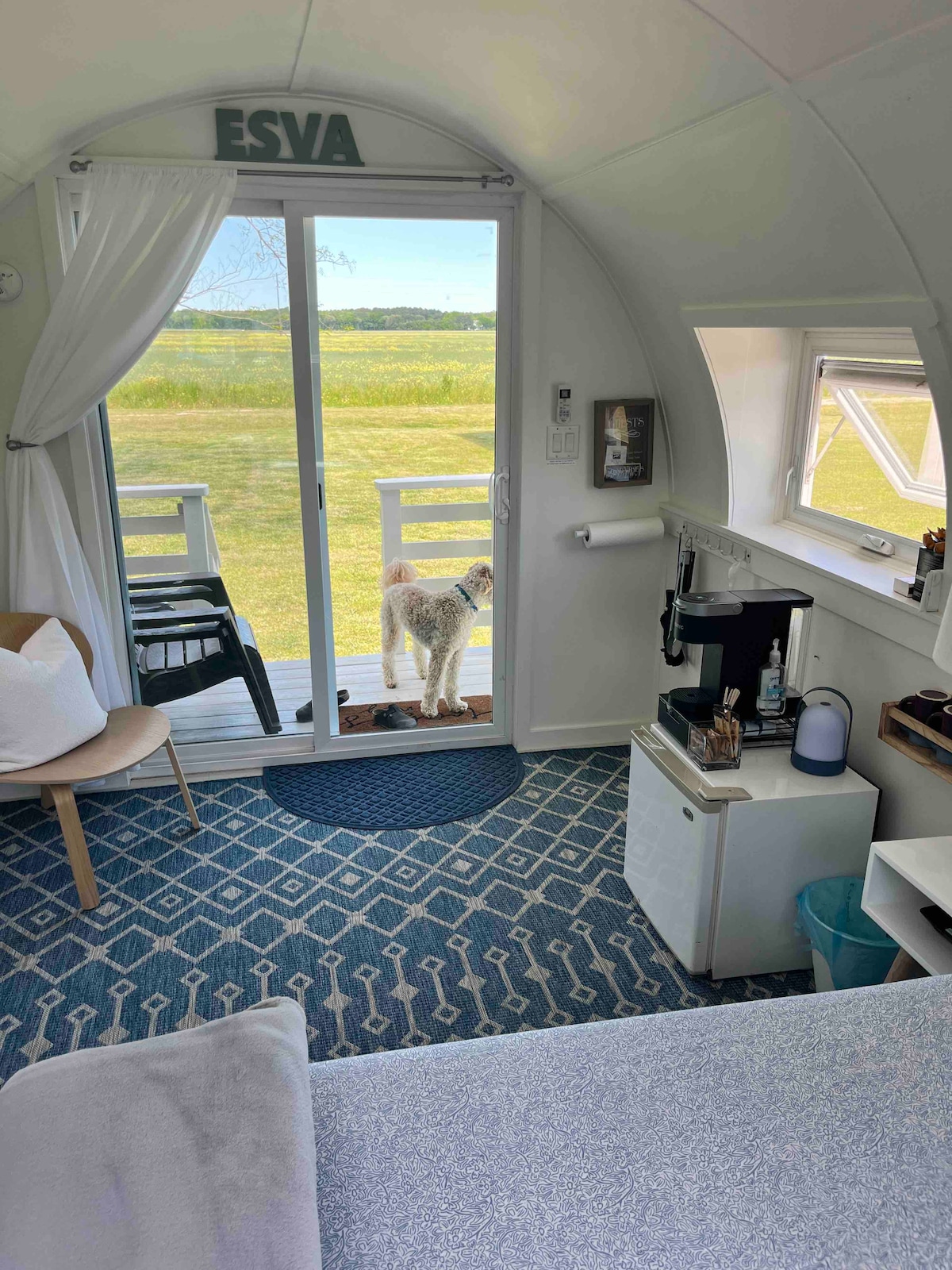 Вътре в Glamper с изглед към леглото