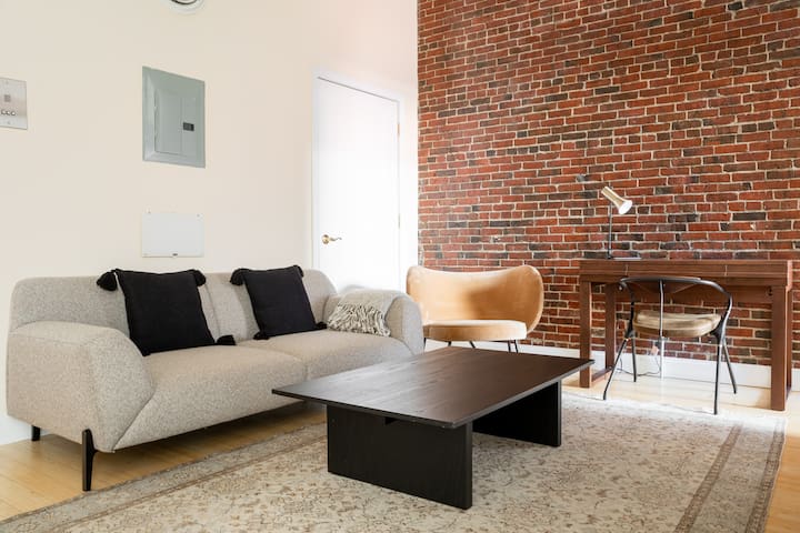 Beautiful 4br 2br | Downtown Xing | High Ceilings