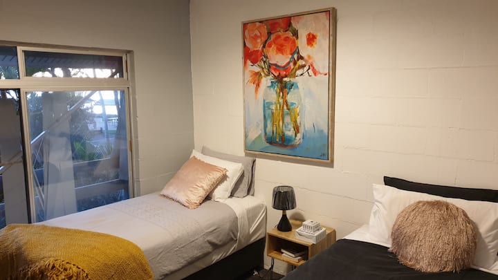 Dormitorio secundario,
1 cama individual «king» y 1 cama individual.