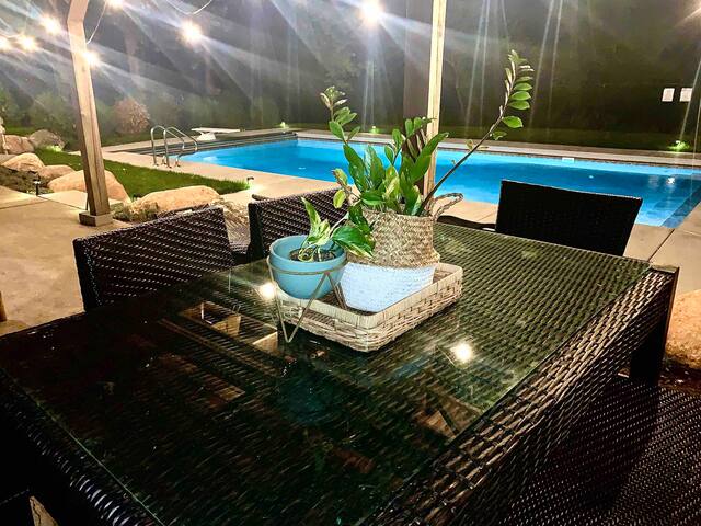 Large Retreat Minutes From Both Downtowns gallery image 5