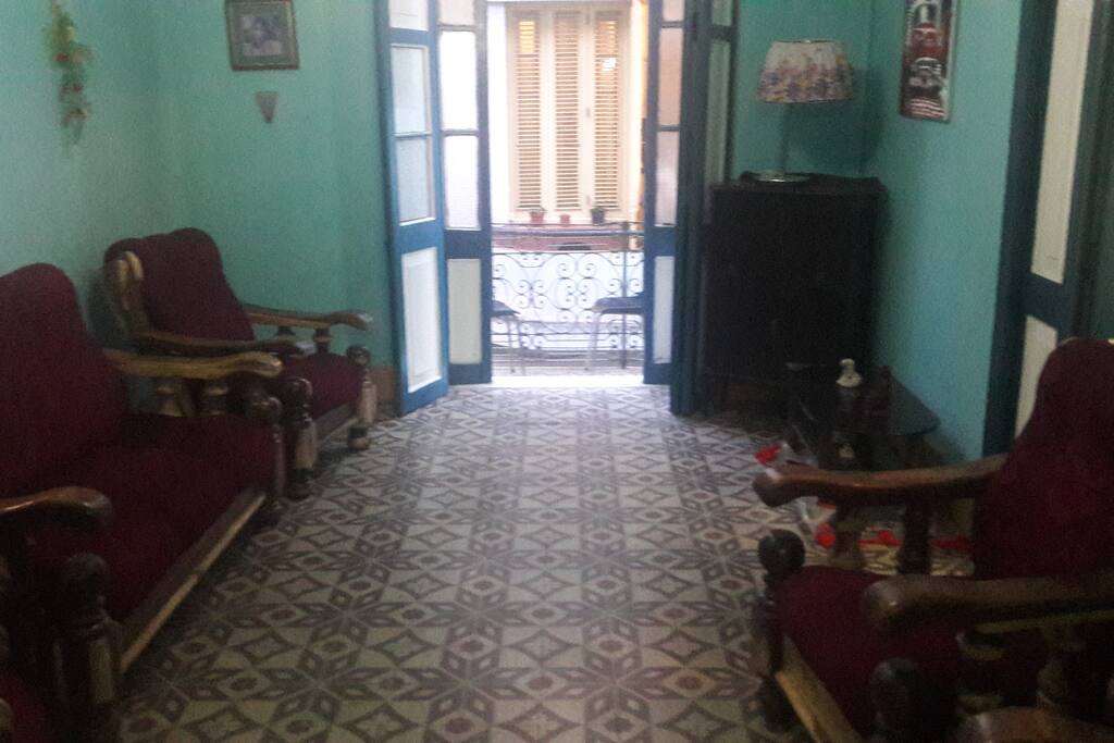 Sala común con balcón