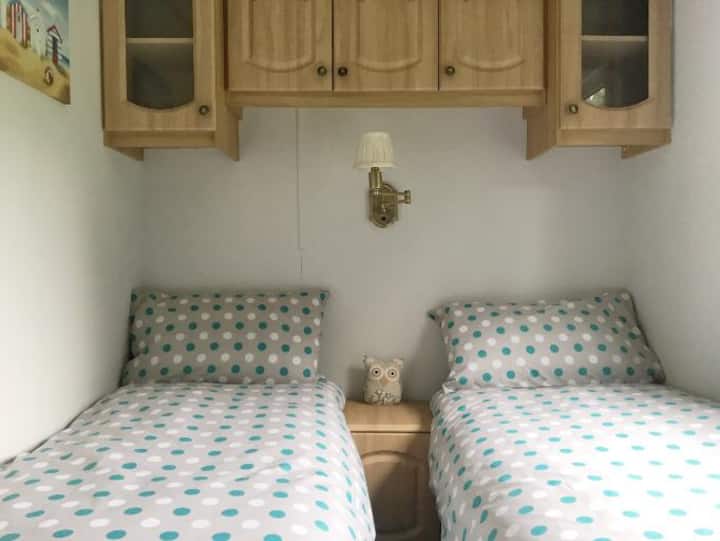 La ropa de cama en la habitación doble 
se cobra £ 15 por doble y £ 10 por cama individual.