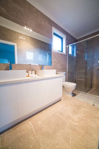 Spacious home with Netflix, unlimited wifi gallery image 4