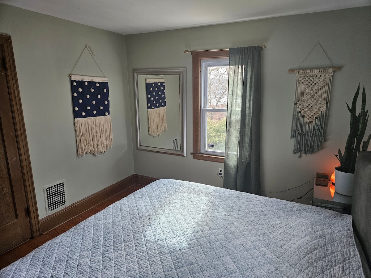 First floor king bedroom 