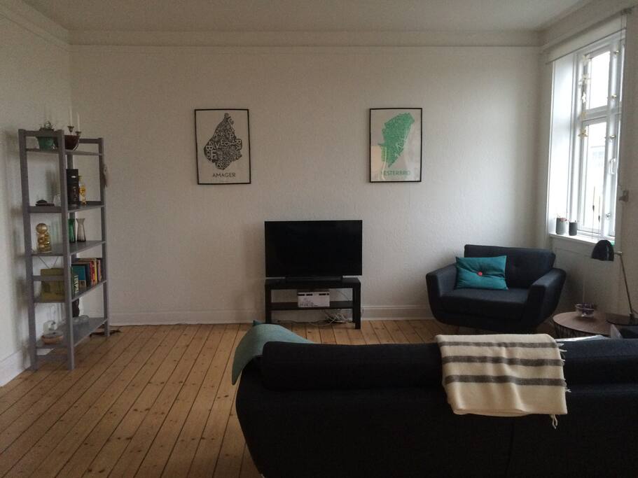 Læn dig tilbage i den hyggelige stue og tænd TV'et.