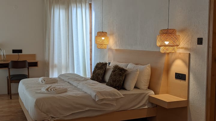 Mlima wa Idyllic, vyumba vya udongo na vya joto vya kukaribisha