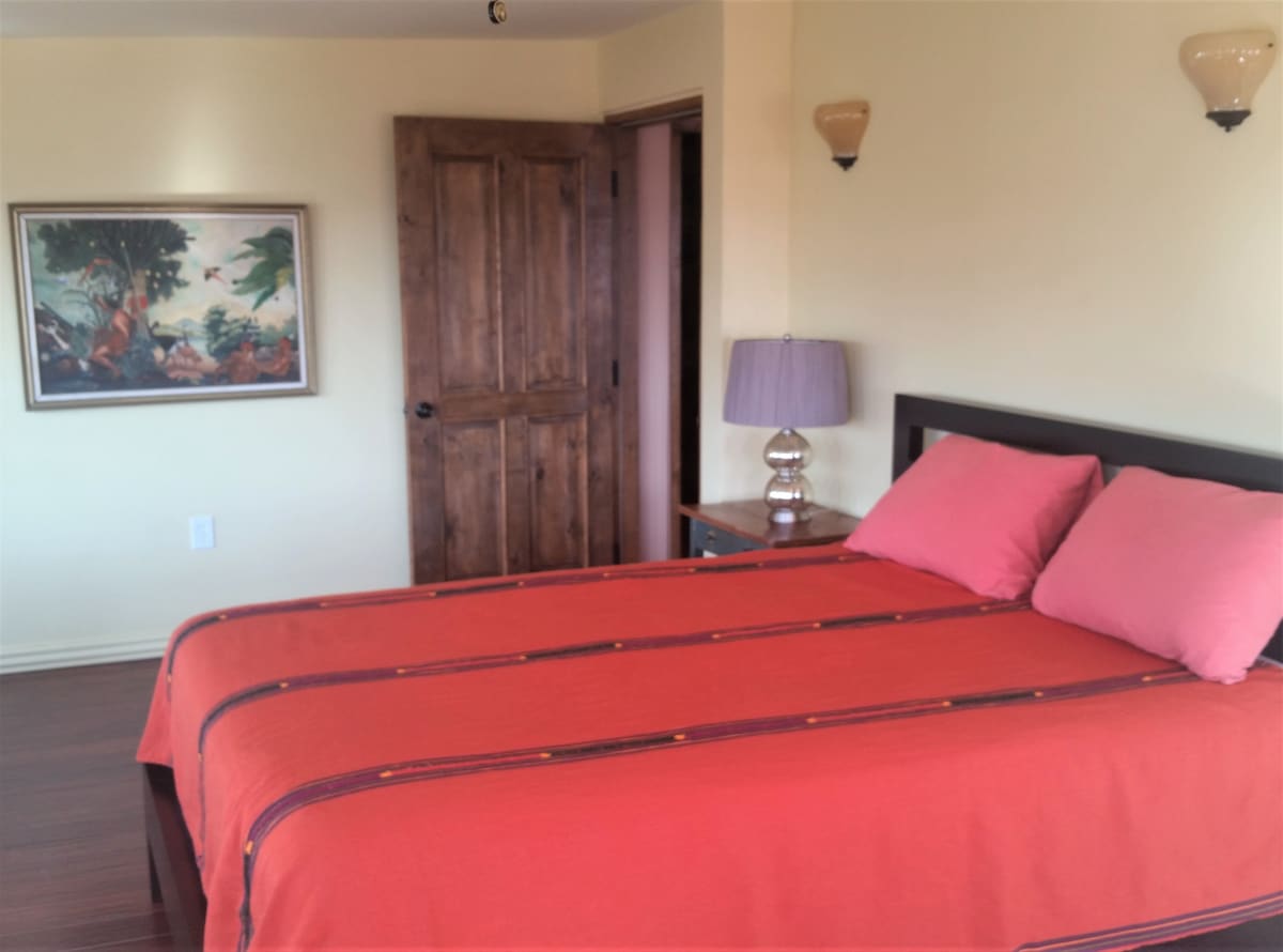 Cama Cal King en el dormitorio norte.