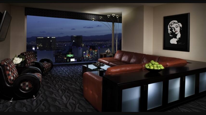 Elara 2 BR Condo with View of Strip gallery image 2