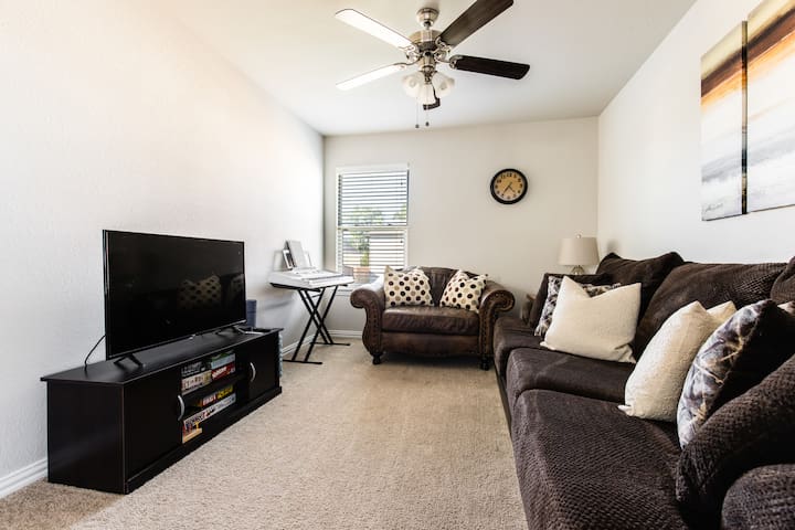 2 BR + 1 BTH + Lounge close to Downtown Fort Worth