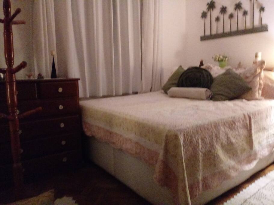 Cama queen, janela com varal para secar roupas