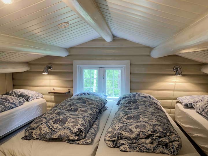 Ორ ლოფტში ოთხი ერთადგილიანი საწოლია, დასავლეთ ლოფტში კი შეგვიძლია ერთ საწოლში წამოსაწოლად.