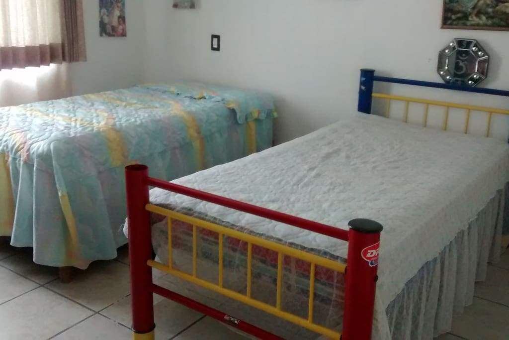 Amplia recamara con 2 camas individuales.