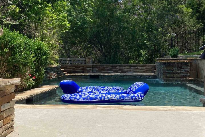 Bohemian lounge, bar, grill, pool & spa, 2 bdrms gallery image 2