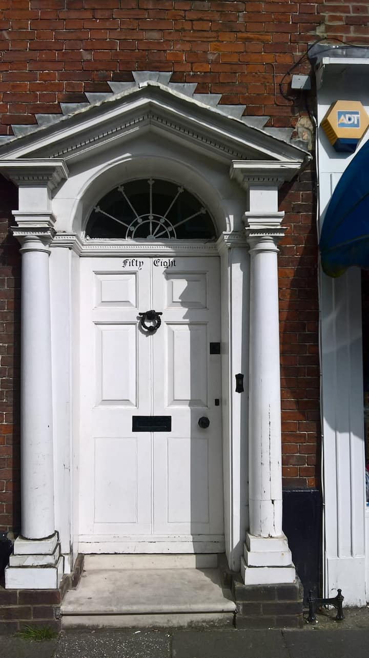 1. obrázok ponuky Malá dvojlôžková izba v štýle shabby chic v centre Chichesteru