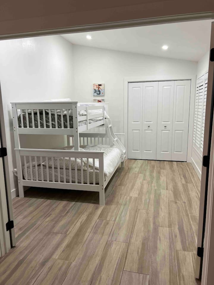 5 - та спалня.  Двойно над двуетажни легла.