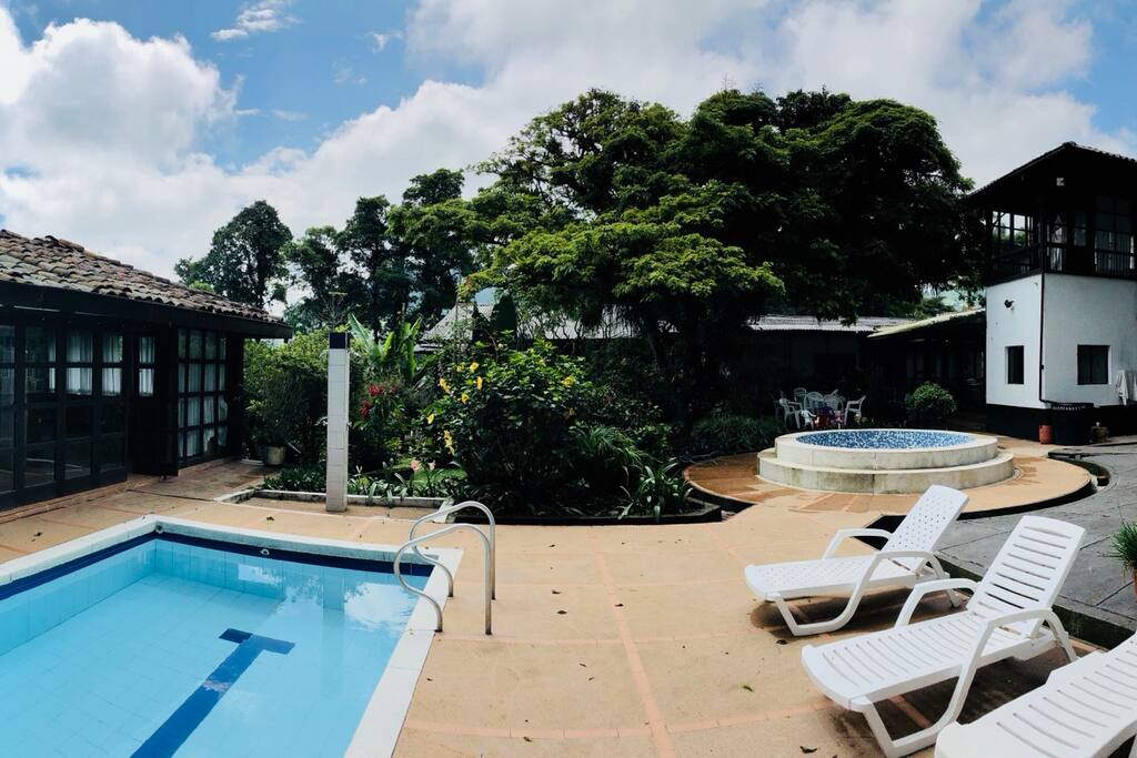 Piscina a todo el lado de la cabaña para mayor comodidad