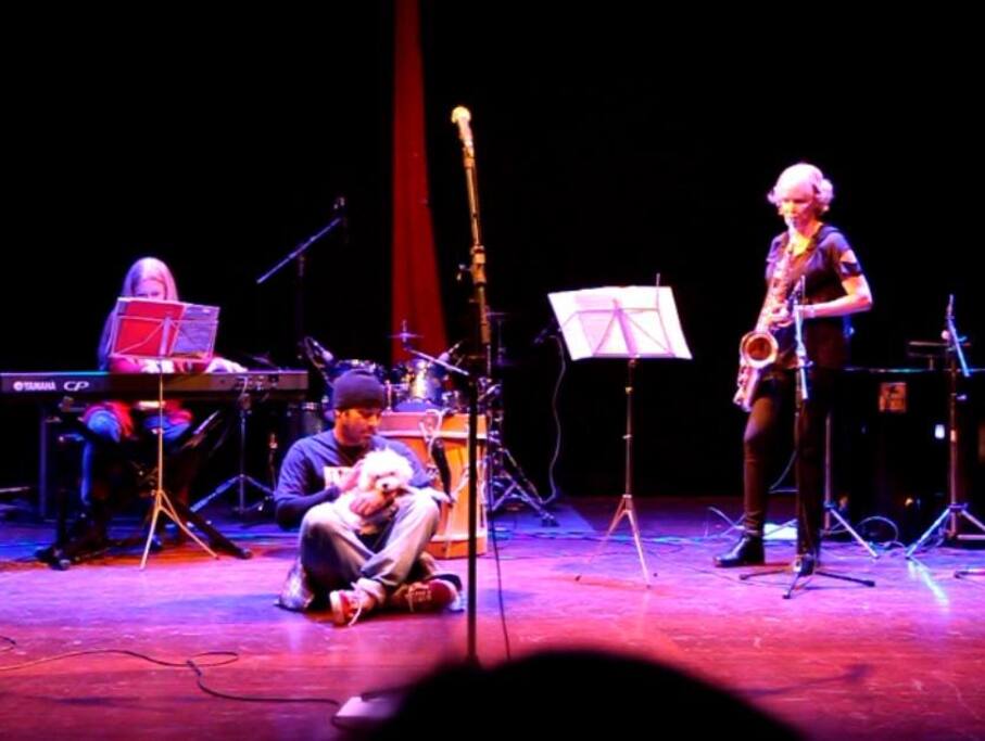 Dolly, minha velhinha que já fez a passagem, num show beneficente para os resgatados no Teatro Viradalata, dia 08.06.2016